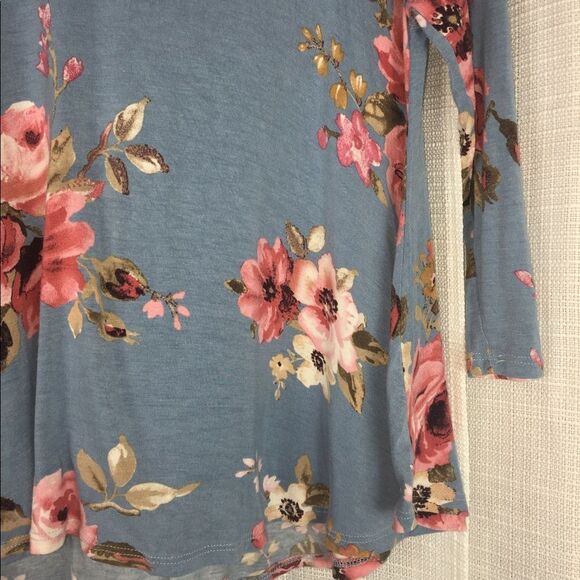 4/$20 Pomelo Blue Floral Soft Shirt Sz M - Picture 5 of 7